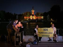 Greenpeace “incendia” el Retiro de Madrid para alertar sobre la crisis forestal mundial