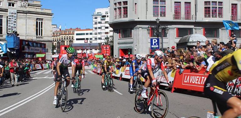 LA VUELTA EN ASTURIAS: Bennett triunfa en una meta con susto