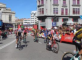 LA VUELTA EN ASTURIAS: Bennett triunfa en una meta con susto