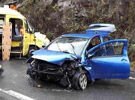 Herida gravemente la conductora de un vehículo tras chocar en Calabazos de Tineo