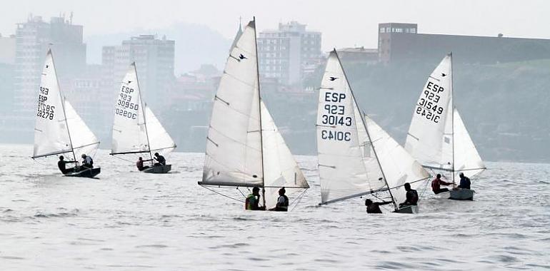 José Palacio y Alberto Suárez, primeros líderes en Snipe del Trofeo de Otoño de Vela Ligera