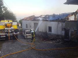 Incendio sin heridos de un coche y una casa abandonada en Corvera