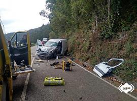 Gravemente herido al chocar su furgoneta contra un bus escolar sin pasaje