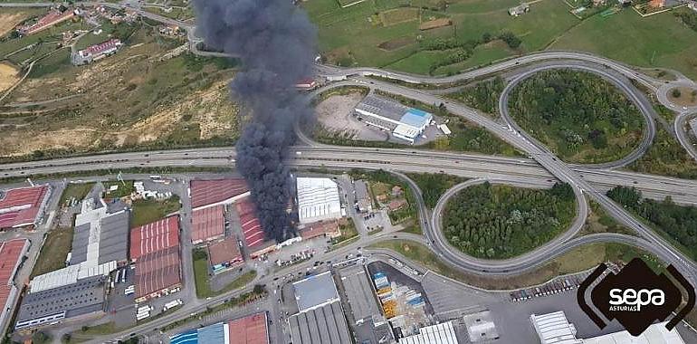 Un voraz incendio destruye una nave de carrocerías en Polígono de Meres