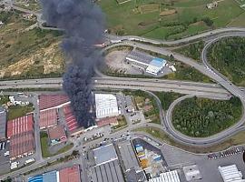 Un voraz incendio destruye una nave de carrocerías en Polígono de Meres