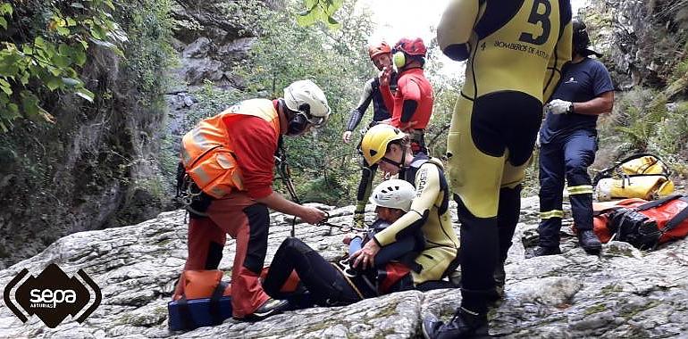 Rescatada una barranquista herida en el Vallegón de Amieva