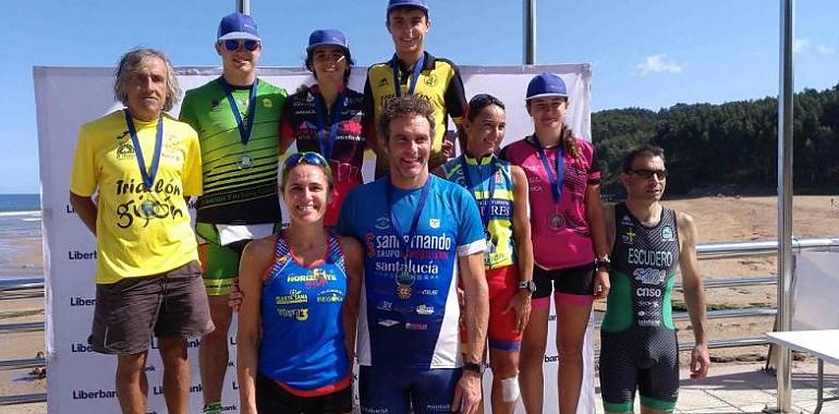 Lucía Vergara y Manu Menéndez, campeones de Asturias de triatlón distancia olímpica en Colunga