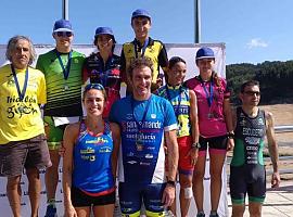 Lucía Vergara y Manu Menéndez, campeones de Asturias de triatlón distancia olímpica en Colunga