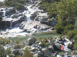 Rescatan a una mujer herida en la Laguna de los Caballeros, Navalguijo