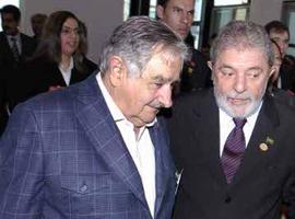 Mújica hizo llegar a Lula deseos de pronta recuperación 