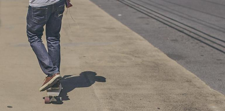 Denunciado en Gijón el conductor de un patinete por circular bajo los efectos del alcohol
