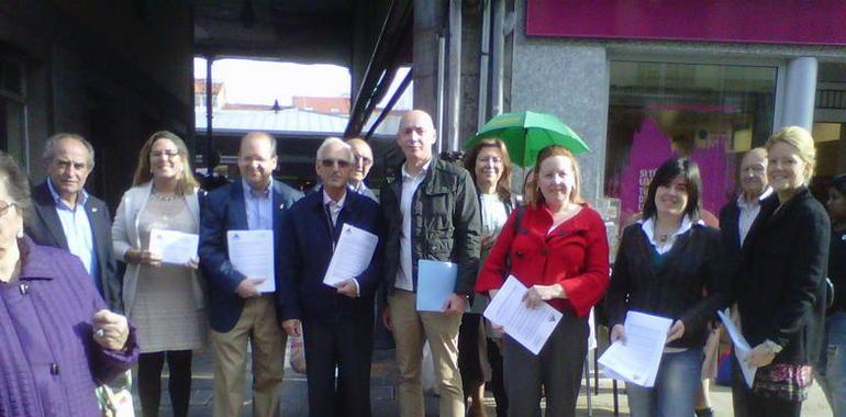 Amado González “Favila” y José Luis Magro visitan el Mercado de Abastos de Avilés