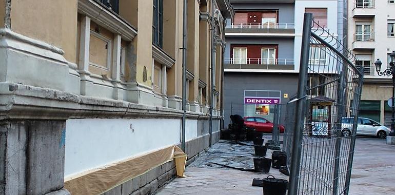 Mieres repinta la fachada de la Plaza de Abastos