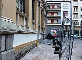 Mieres repinta la fachada de la Plaza de Abastos