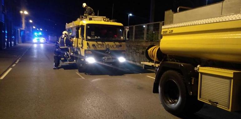 Rescatadas dos personas del incendio de un piso en Santullano, Mieres