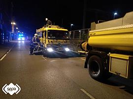 Rescatadas dos personas del incendio de un piso en Santullano, Mieres