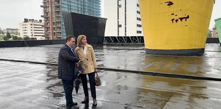 Concepción Méndez revisa las obras del Florida Arena