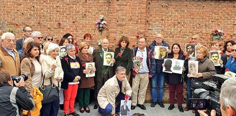 Delgado rinde homenaje a 18 fusilados por el régimen de Franco en el Cementerio de La Almudena