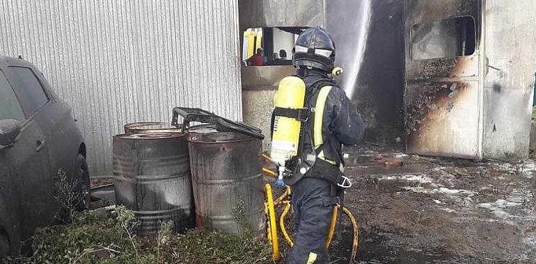 Incendio en un taller de pintura en Salave de Tapia