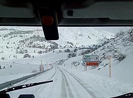 El temporal deja 14 puertos de montaña en Asturias con cadenas