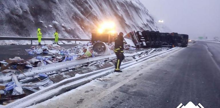 Fallece un hombre tras volcar su camión en la autopista A-66