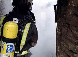 1 herido grave y 12 leves en el incendio de un piso en Mieres