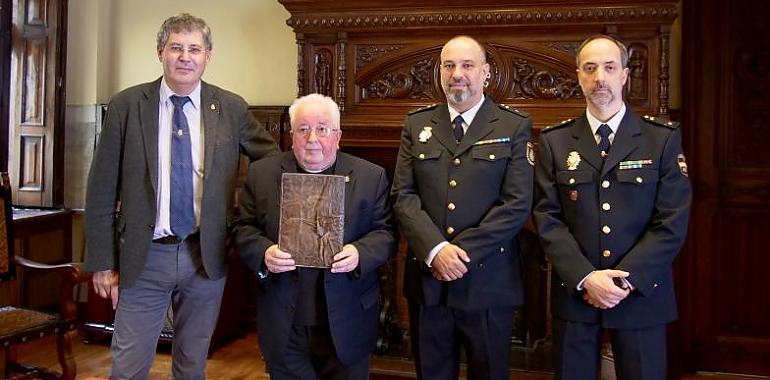 Recuperado un libro del siglo XVII perteneciente a una cofradía de Porceyo, en Gijón.