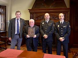 Recuperado un libro del siglo XVII perteneciente a una cofradía de Porceyo, en Gijón.