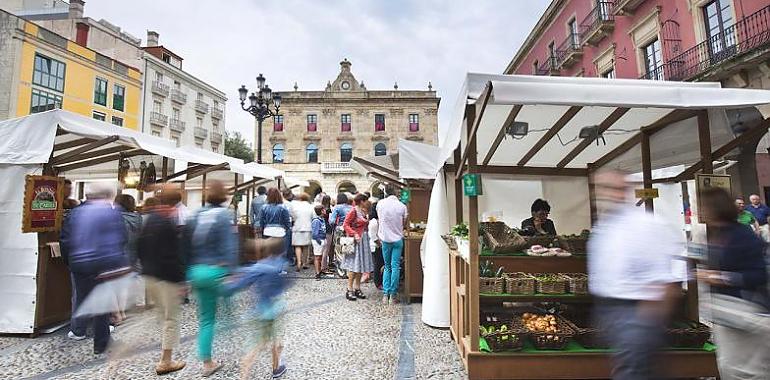 La plaza Mayor de Gijón recupera este domingo su mercado