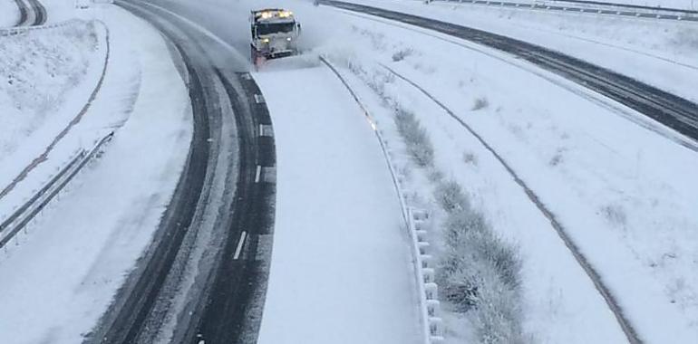 La Autopista del Huerna sufrió la pasada noche la mayor acumulación de nieve de los últimos diez años