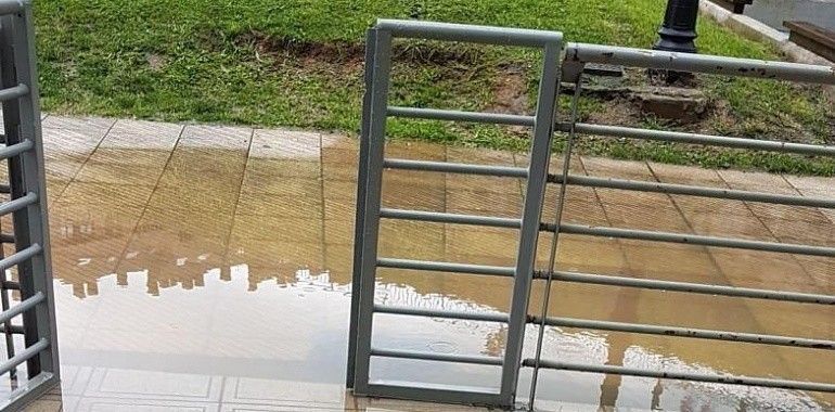 Los vecinos de la calle Monte Cerrao en Oviedo hartos de no poder acceder a sus portales