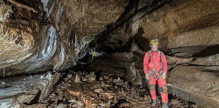 Conferencia sobre la exploración de Cueva Guerta, en el Ateneo Obrero de Gijón