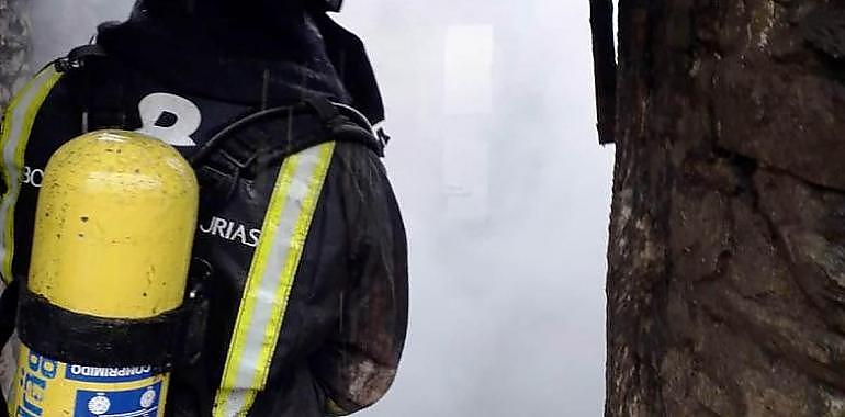 Hospitalizados tres langreanos por inhalación de gases en incendio de su vivienda