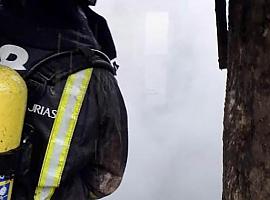 Hospitalizados tres langreanos por inhalación de gases en incendio de su vivienda