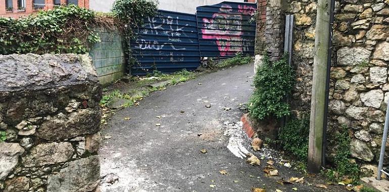 El Ayuntamiento de  Oviedo retira la valla que cortaba el paso a los vecinos de Villafría