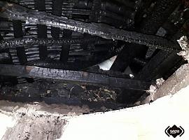 El fuego calcina en tejado de una casa en Villar de Ujo