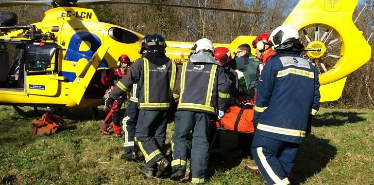 LLANES: Dos heridos graves al arrollar un tren un turismo en Belmonte de Pría