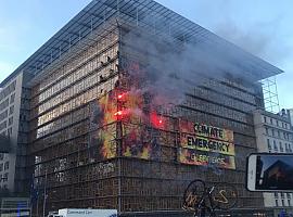 Greenpeace “incendia” la reunión de líderes de la UE en Bruselas para denunciar la emergencia climática