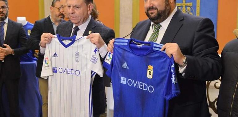 El logo capitalino ya distingue las camisetas del Real Oviedo