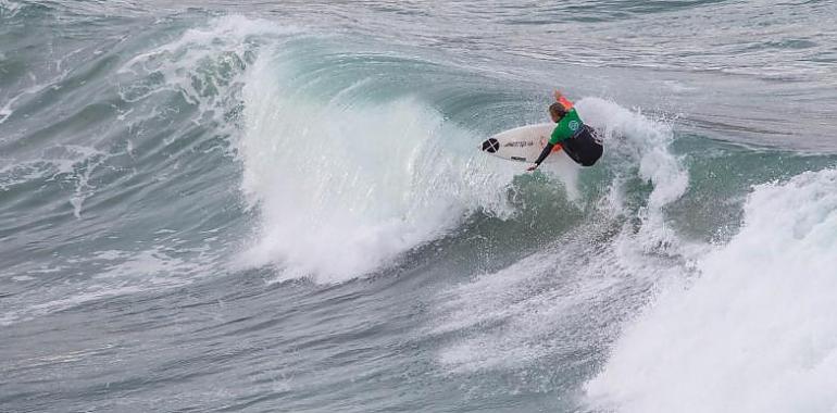 Espectacular competición de los mejores surfistas en la superliga Siroko
