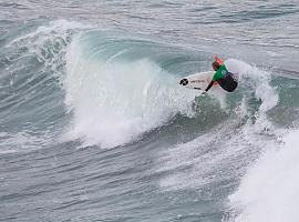 Espectacular competición de los mejores surfistas en la superliga Siroko