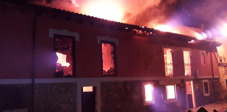 Incendio destruye una vivienda en la avenida Constitución de Cabañaquinta