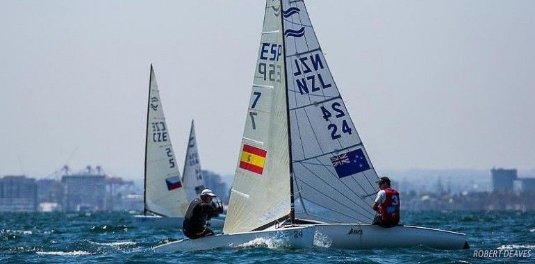 Muscat lucha contra un viento caprichoso en el mundial de Finn