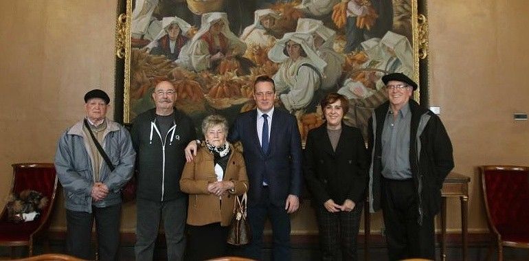 Los emigrantes asturianos de la Operación Añoranza visitan el Parlamento Asturiano