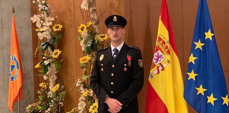 Un Policía Nacional condecorado con la Cruz de Bronce con distintivo rojo al Mérito de la Protección Civil