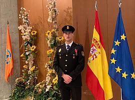 Un Policía Nacional condecorado con la Cruz de Bronce con distintivo rojo al Mérito de la Protección Civil