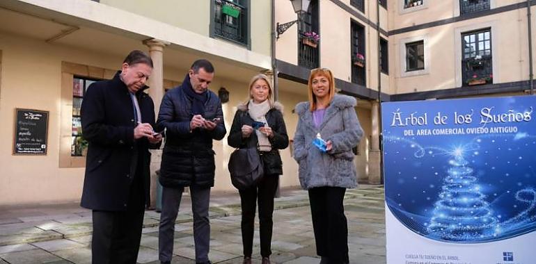 Cantli pide florecimiento para el comercio y el turismo de Oviedo en el Árbol de los Deseos