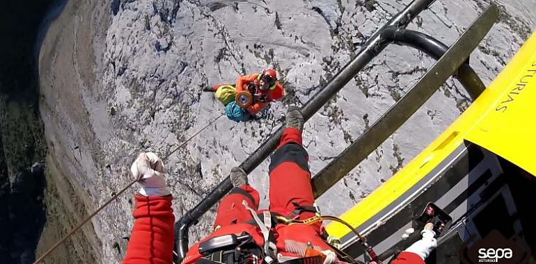 Rescatan a una escaladora herida en Peña Los Llanos de León