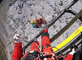 Rescatan a una escaladora herida en Peña Los Llanos de León