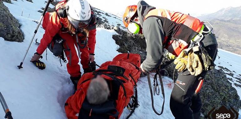 Bomberos de Asturias rescatan a dos montañeros heridos en Palencia